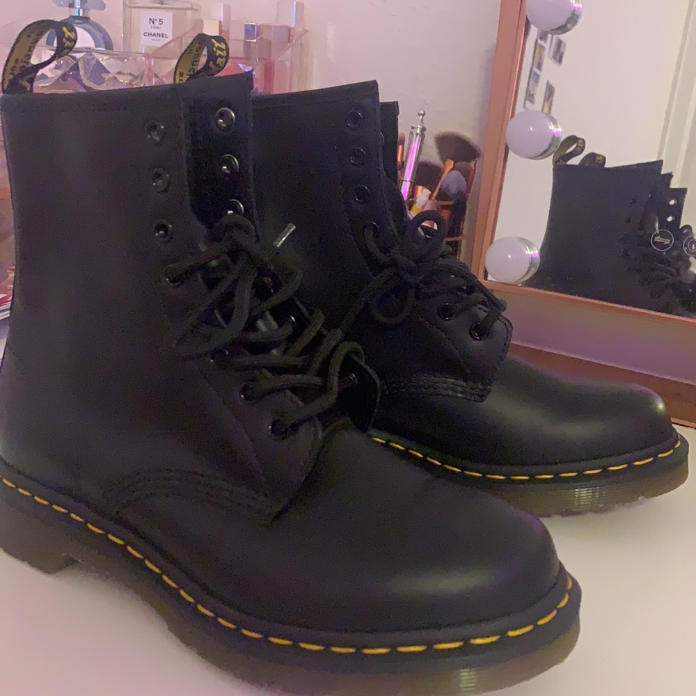 1460 Women’s Black Smooth Doc Martens !!!